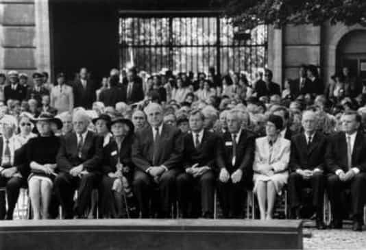 Gedenkfeier, Ehrenhof der Gedenkstätte Deutscher Widerstand in der Stauffenbergstraße, Berlin, 20.07.1994