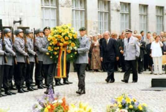 Gedenkfeier, Ehrenhof der Gedenkstätte Deutscher Widerstand in der Stauffenbergstraße, Berlin, 20.07.1999