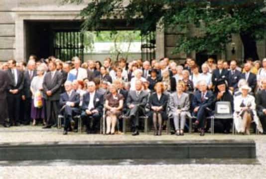 Gedenkfeier, Ehrenhof der Gedenkstätte Deutscher Widerstand in der Stauffenbergstraße, Berlin, 20.07.1999