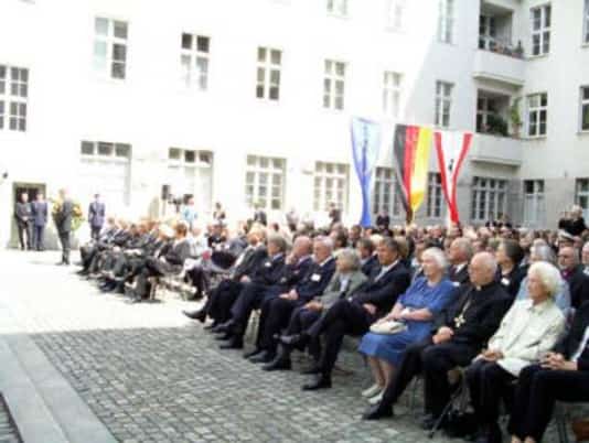 Gedenkfeier, Ehrenhof der Gedenkstätte Deutscher Widerstand in der Stauffenbergstraße, Berlin, 20.07.2005
