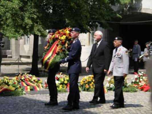 Gedenkfeier, Ehrenhof der Gedenkstätte Deutscher Widerstand in der Stauffenbergstraße, Berlin, 20.07.2006