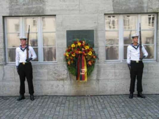 Gedenkfeier, Ehrenhof der Gedenkstätte Deutscher Widerstand in der Stauffenbergstraße, Berlin, 20.07.2006