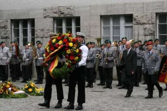 Gedenkfeier, Ehrenhof der Gedenkstätte Deutscher Widerstand in der Stauffenbergstraße, Berlin, 20.07.2011