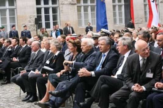 Gedenkfeier, Ehrenhof der Gedenkstätte Deutscher Widerstand in der Stauffenbergstraße, Berlin, 20.07.2011
