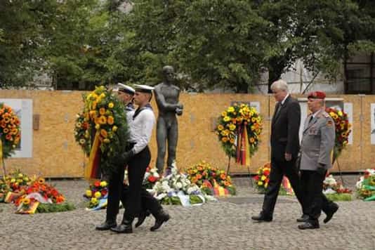 Gedenkfeier, Ehrenhof der Gedenkstätte Deutscher Widerstand in der Stauffenbergstraße, Berlin, 20.07.2012