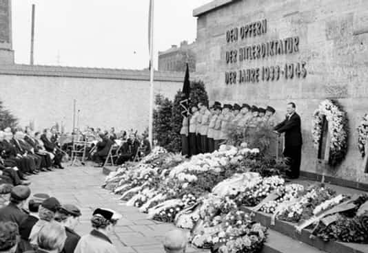 Willy Brandt in der Gedenkstätte Plötzensee, 1955