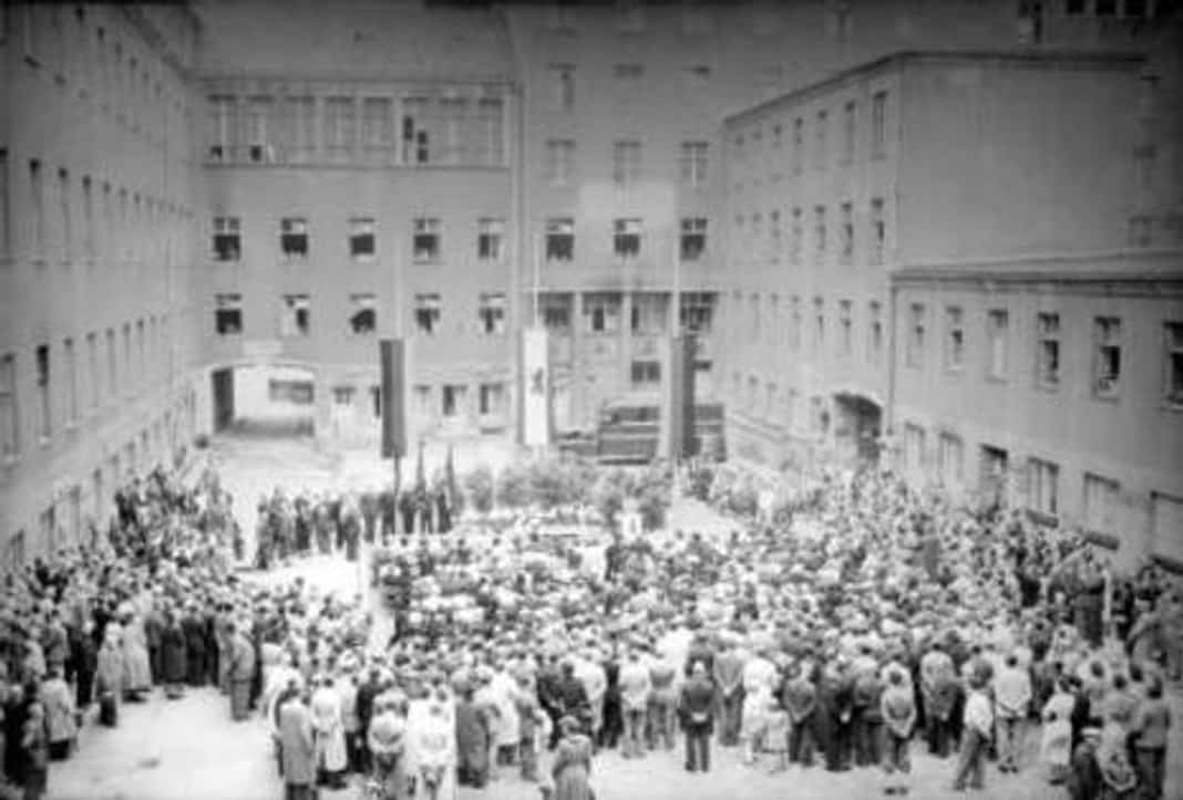 Gedenkfeier, Ehrenhof des Bendlerblocks in der Bendlerstraße, Berlin, 20.07.1952