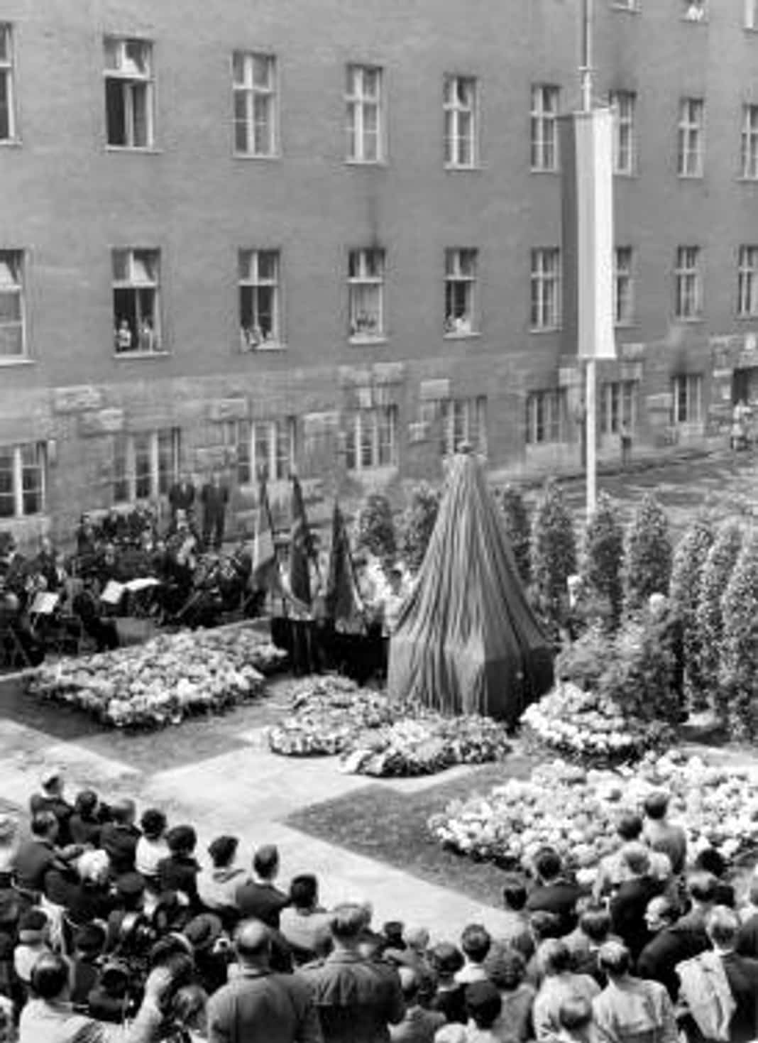 Gedenkfeier, Ehrenhof des Bendlerblocks in der Bendlerstraße, Berlin, 19.07.1953