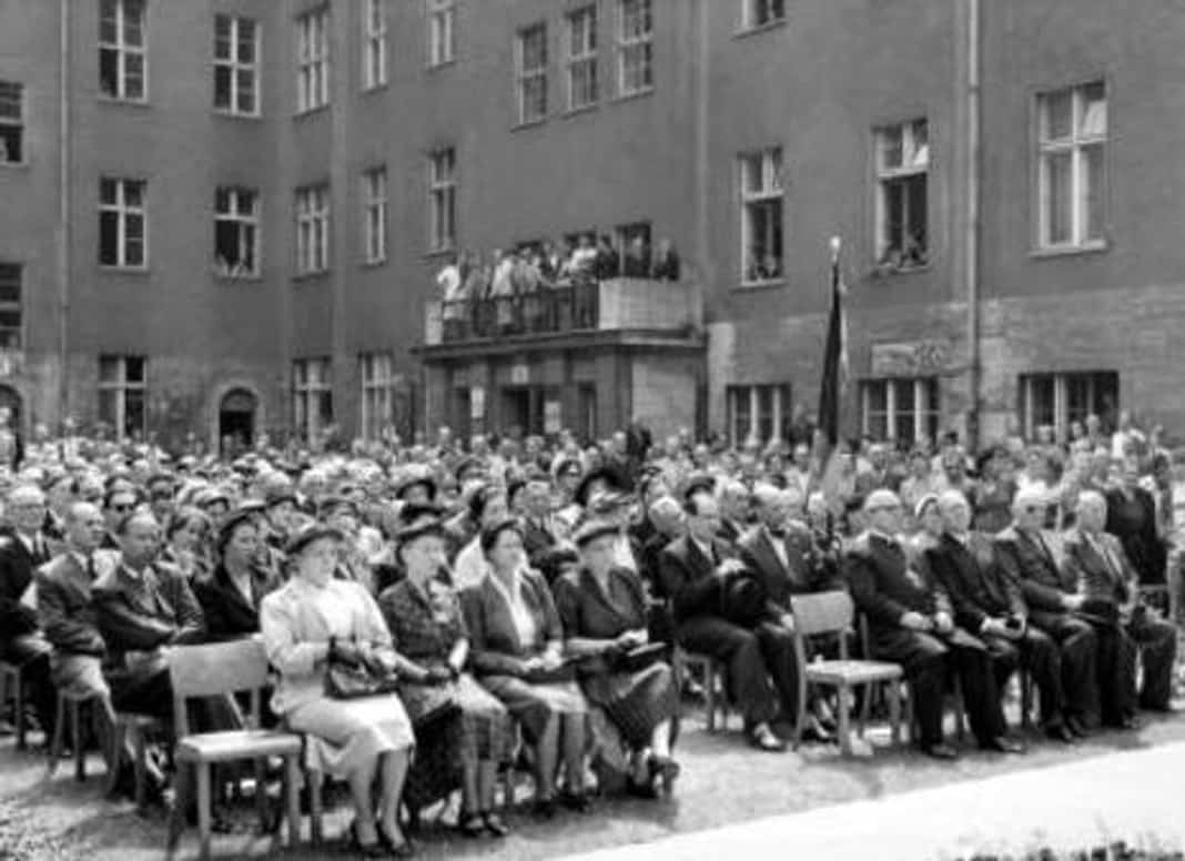 Gedenkfeier, Ehrenhof des Bendlerblocks in der Stauffenbergstraße, Berlin, 20.07.1955