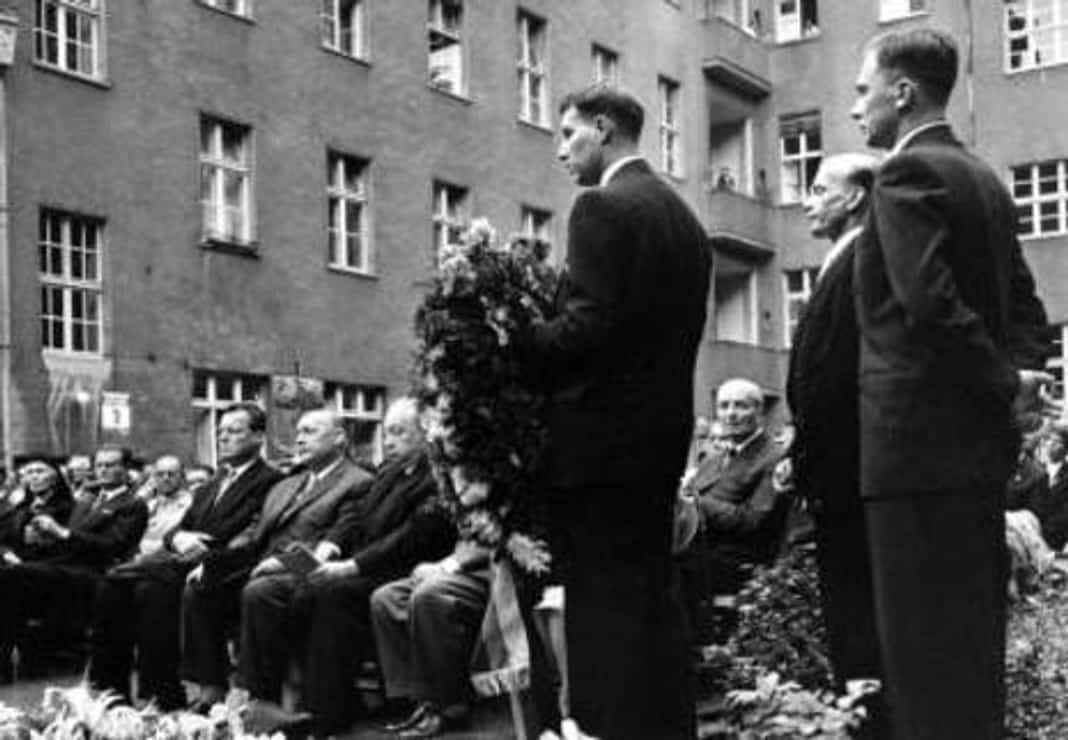 Gedenkfeier, Ehrenhof des Bendlerblocks in der Stauffenbergstraße, Berlin, 20.07.1959