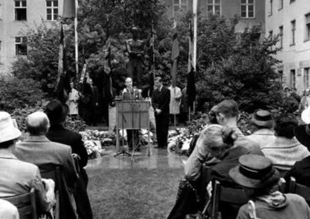Gedenkfeier, Ehrenhof des Bendlerblocks in der Stauffenbergstraße, Berlin, 20.07.1961