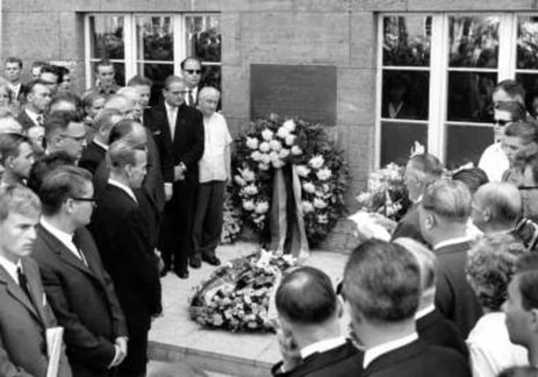 Gedenkfeier, Ehrenhof des Bendlerblocks in der Stauffenbergstraße, Berlin, 20.07.1964