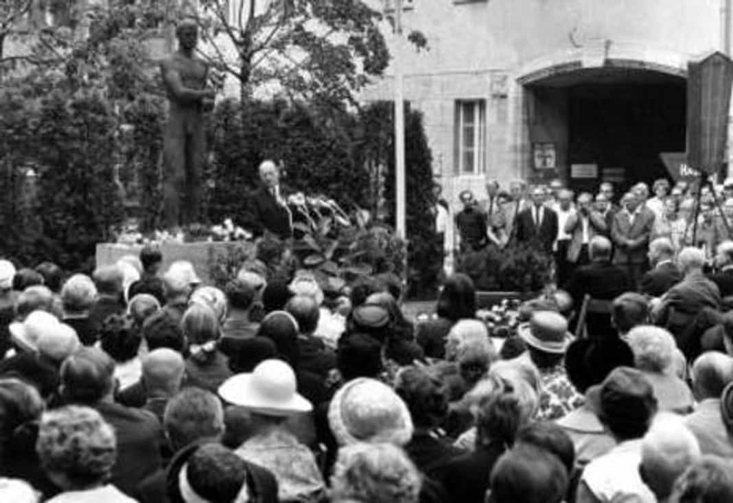 Gedenkfeier, Ehrenhof des Bendlerblocks in der Stauffenbergstraße, Berlin, 20.07.1966