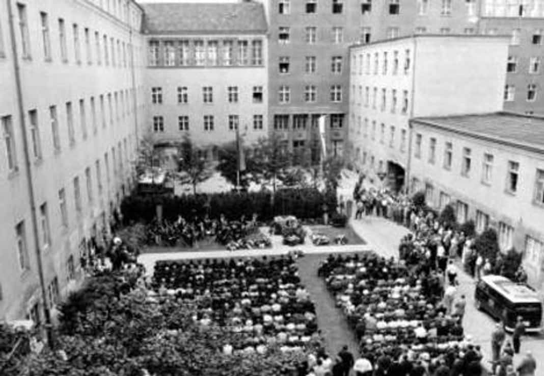 Gedenkfeier, Ehrenhof der Gedenk- und Bildungsstätte Stauffenbergstraße, Berlin, 20.07.1967