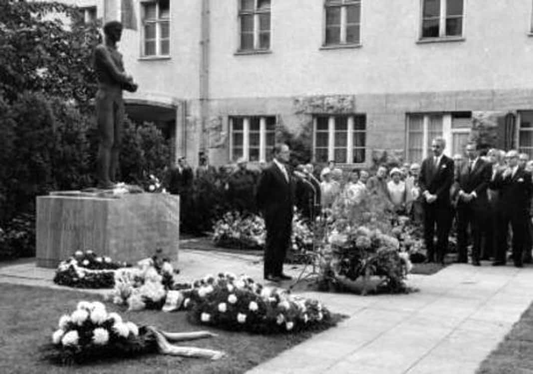 Gedenkfeier, Ehrenhof der Gedenk- und Bildungsstätte Stauffenbergstraße, Berlin, 20.07.1971
