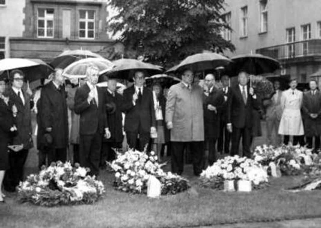Gedenkfeier, Ehrenhof der Gedenk- und Bildungsstätte Stauffenbergstraße, Berlin, 20.07.1975