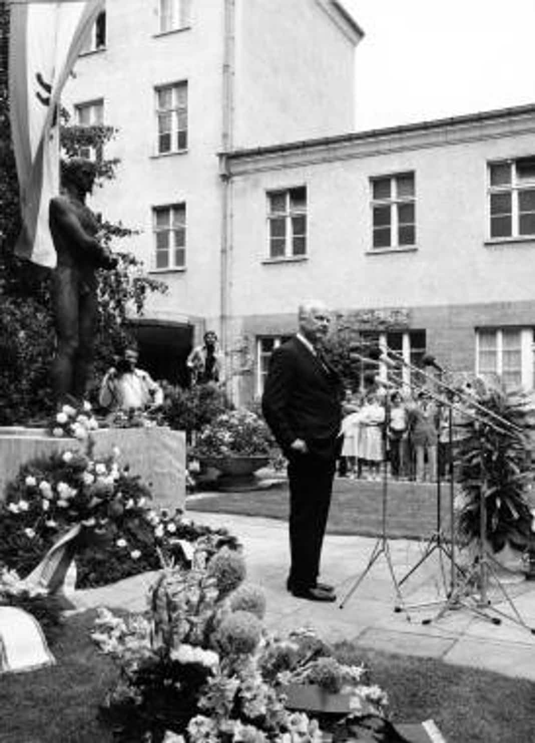 Gedenkfeier, Ehrenhof der Gedenk- und Bildungsstätte Stauffenbergstraße, Berlin, 20.07.1977