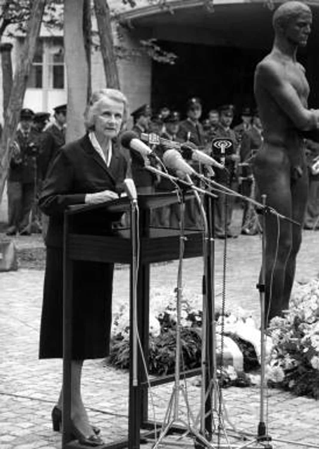 Gedenkfeier, Ehrenhof der Gedenk- und Bildungsstätte Stauffenbergstraße, Berlin, 20.07.1981