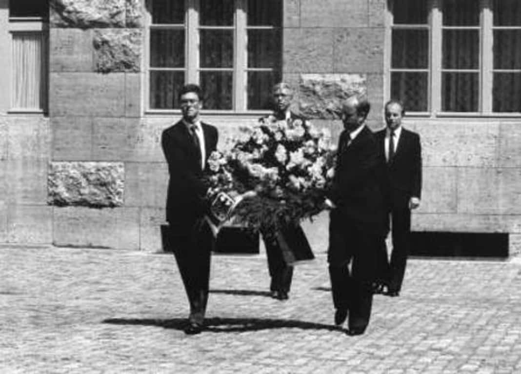 Gedenkfeier, Ehrenhof der Gedenk- und Bildungsstätte Stauffenbergstraße, Berlin, 20.07.1983