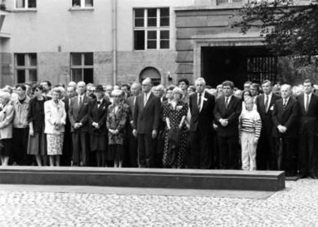 Gedenkfeier, Ehrenhof der Gedenkstätte Deutscher Widerstand in der Stauffenbergstraße, Berlin, 20.07.1989