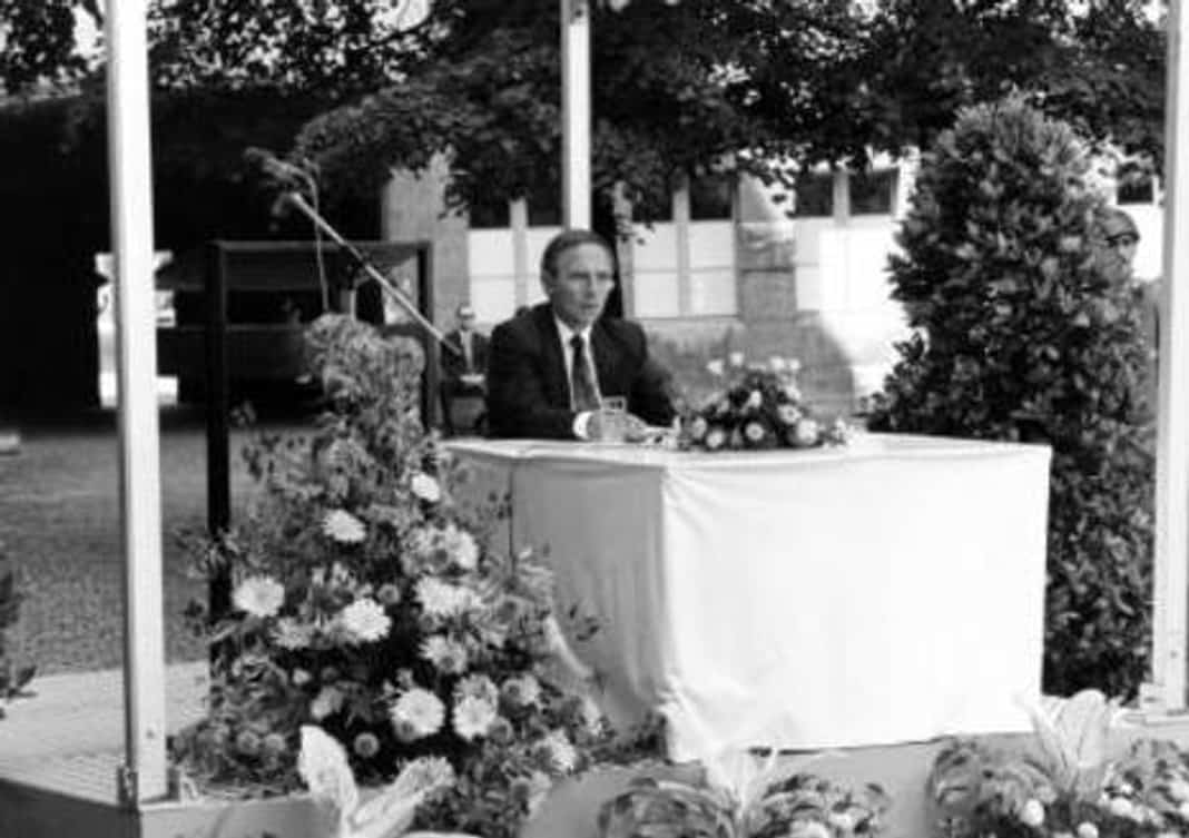 Gedenkfeier, Ehrenhof der Gedenkstätte Deutscher Widerstand in der Stauffenbergstraße, Berlin, 20.07.1992