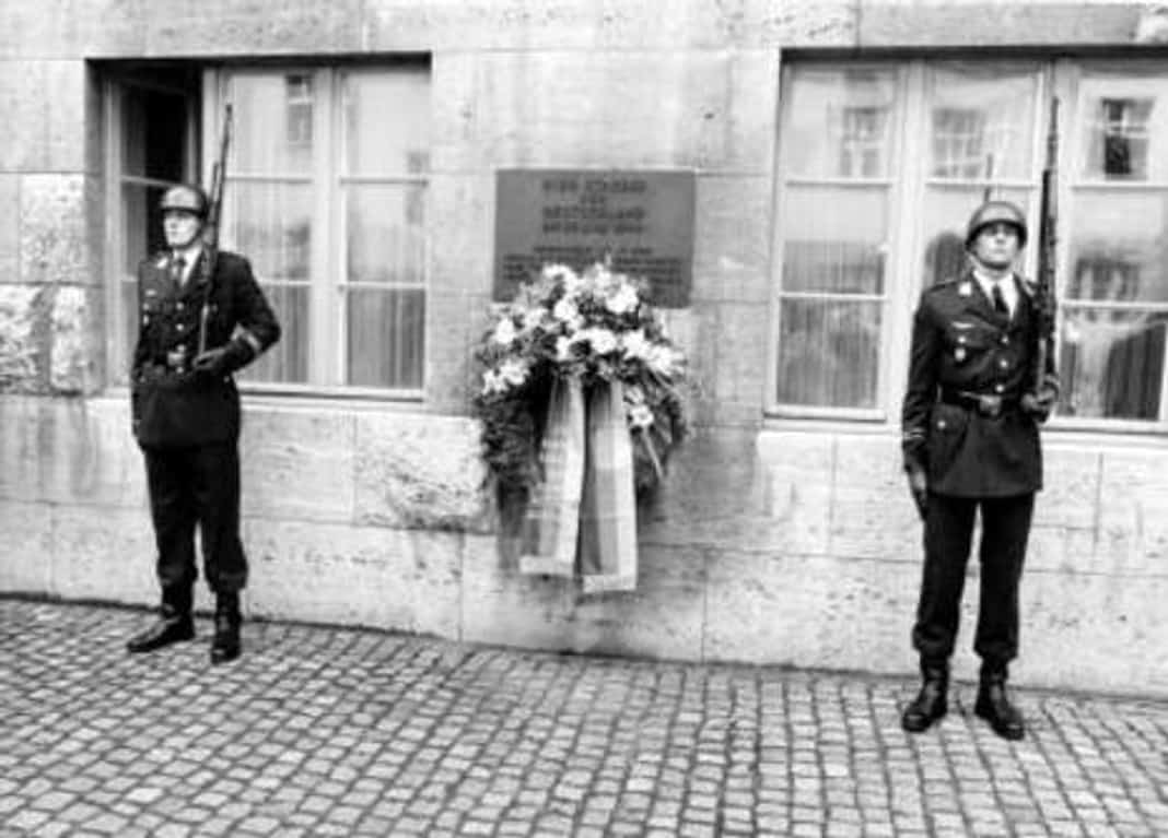 Gedenkfeier, Ehrenhof der Gedenkstätte Deutscher Widerstand in der Stauffenbergstraße, Berlin, 20.07.1993