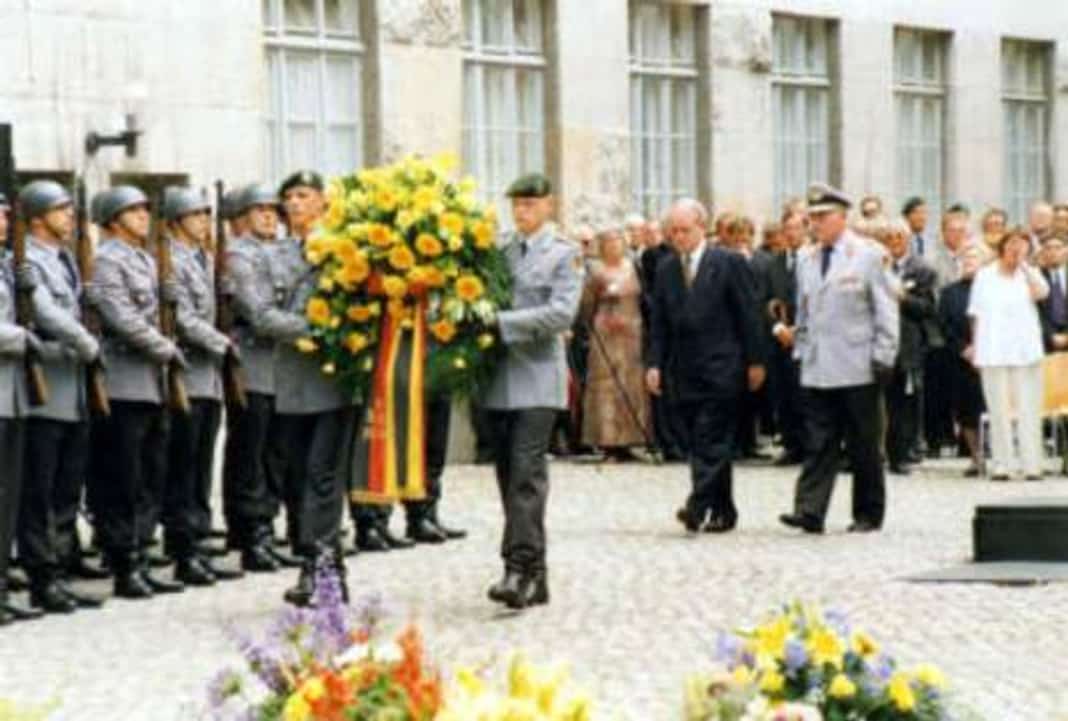 Gedenkfeier, Ehrenhof der Gedenkstätte Deutscher Widerstand in der Stauffenbergstraße, Berlin, 20.07.1999