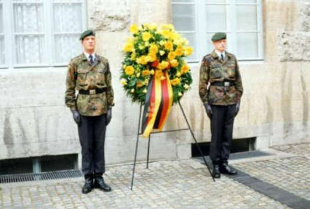 Gedenkfeier, Ehrenhof der Gedenkstätte Deutscher Widerstand in der Stauffenbergstraße, Berlin, 20.07.1999