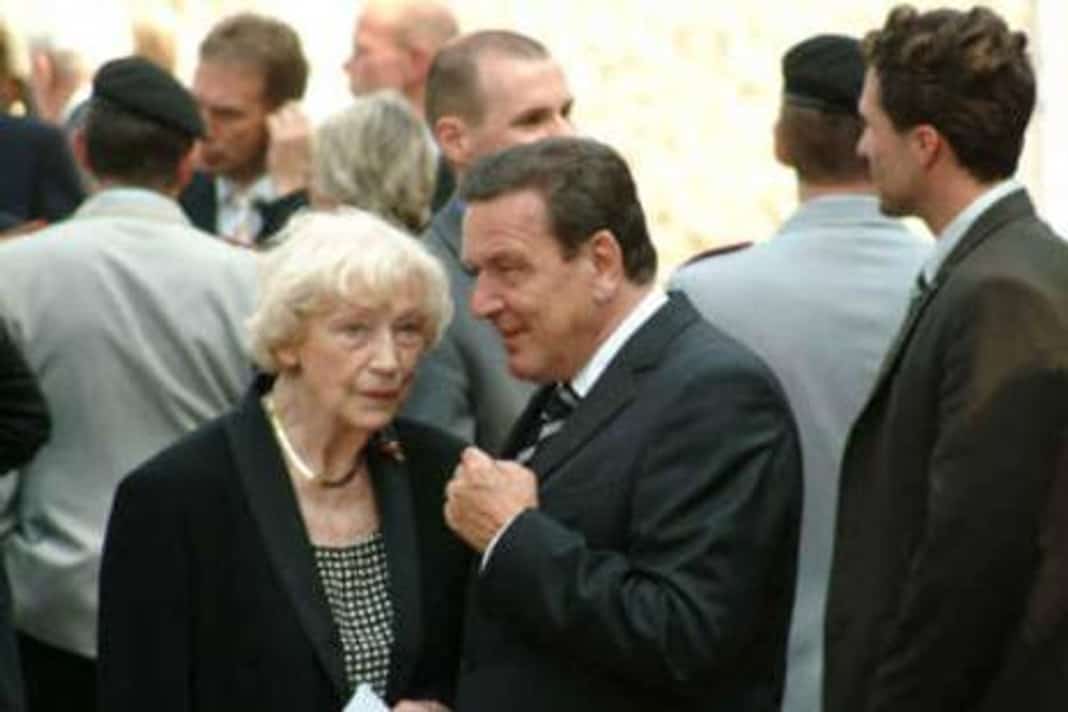 Gedenkfeier, Ehrenhof der Gedenkstätte Deutscher Widerstand in der Stauffenbergstraße, Berlin, 20.07.2004