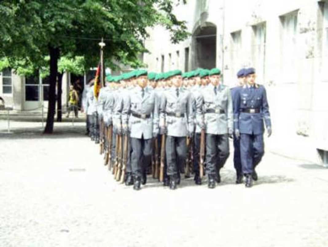 Gedenkfeier, Ehrenhof der Gedenkstätte Deutscher Widerstand in der Stauffenbergstraße, Berlin, 20.07.2005