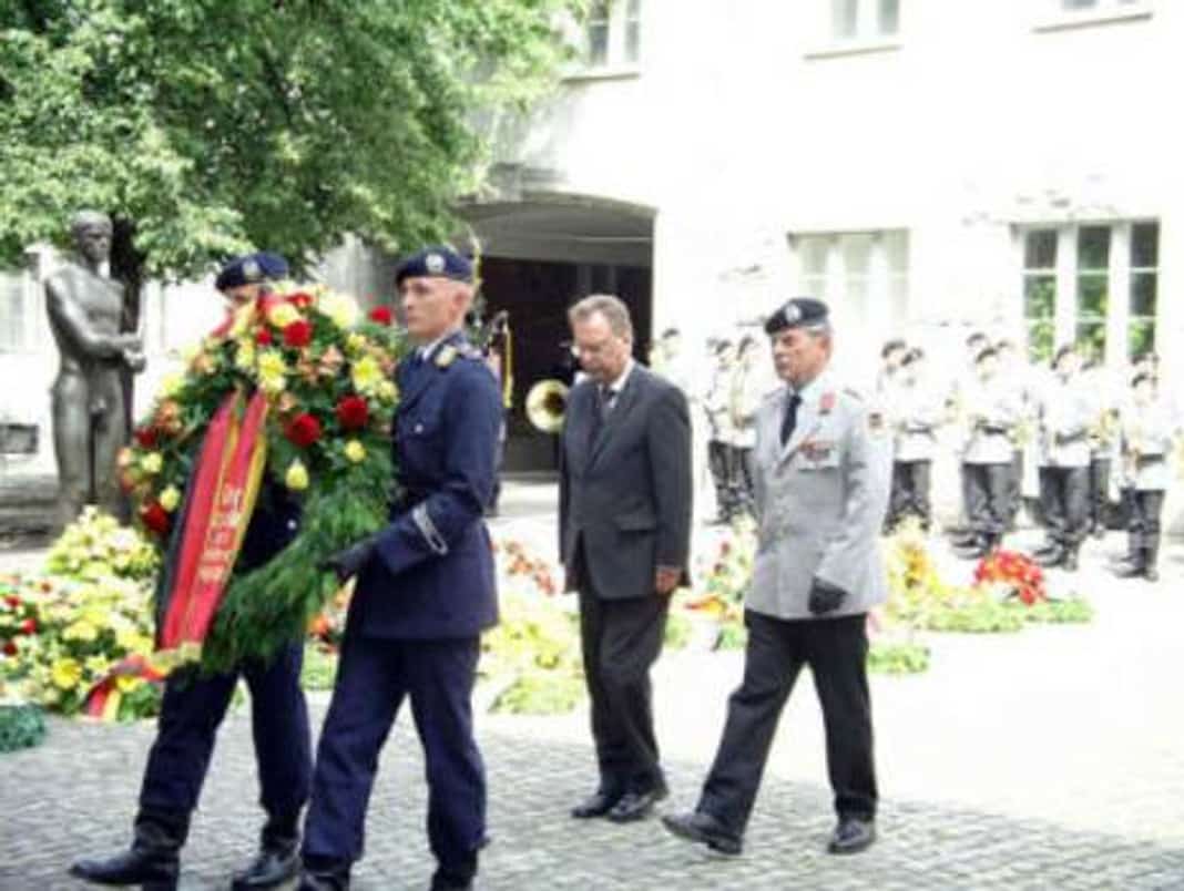Gedenkfeier, Ehrenhof der Gedenkstätte Deutscher Widerstand in der Stauffenbergstraße, Berlin, 20.07.2005