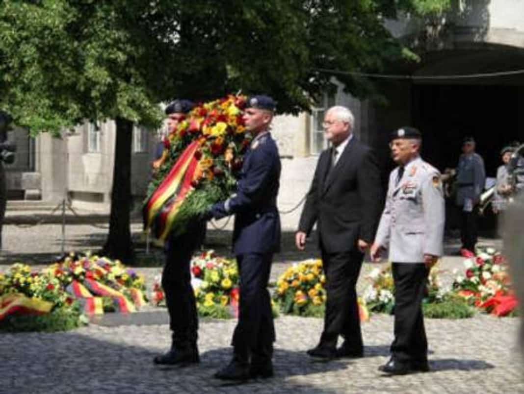 Gedenkfeier, Ehrenhof der Gedenkstätte Deutscher Widerstand in der Stauffenbergstraße, Berlin, 20.07.2006