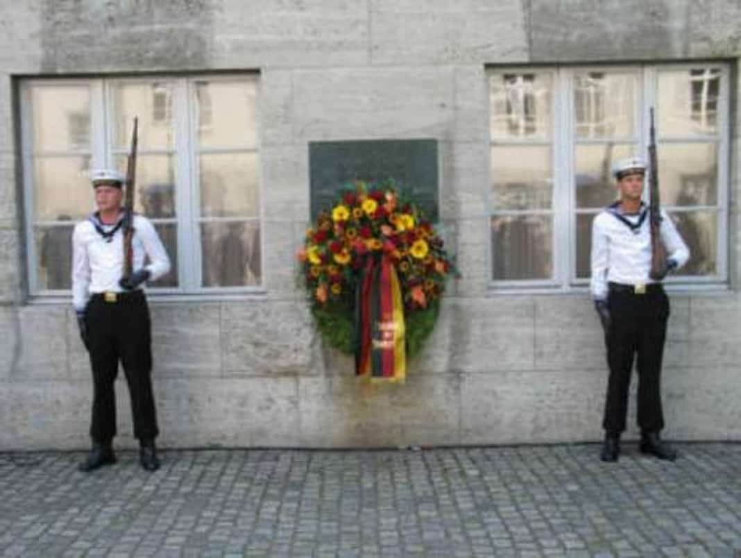 Gedenkfeier, Ehrenhof der Gedenkstätte Deutscher Widerstand in der Stauffenbergstraße, Berlin, 20.07.2006