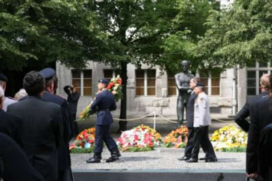 Gedenkfeier, Ehrenhof der Gedenkstätte Deutscher Widerstand in der Stauffenbergstraße, Berlin, 20.07.2009