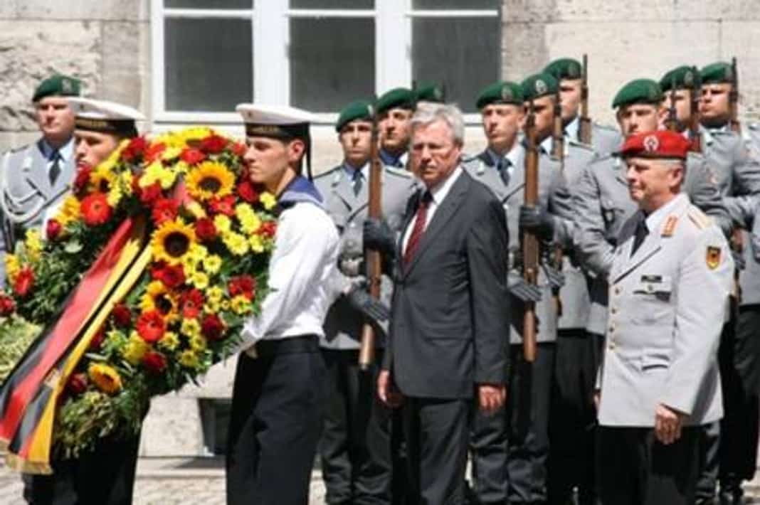 Gedenkfeier, Ehrenhof der Gedenkstätte Deutscher Widerstand in der Stauffenbergstraße, Berlin, 20.07.2010