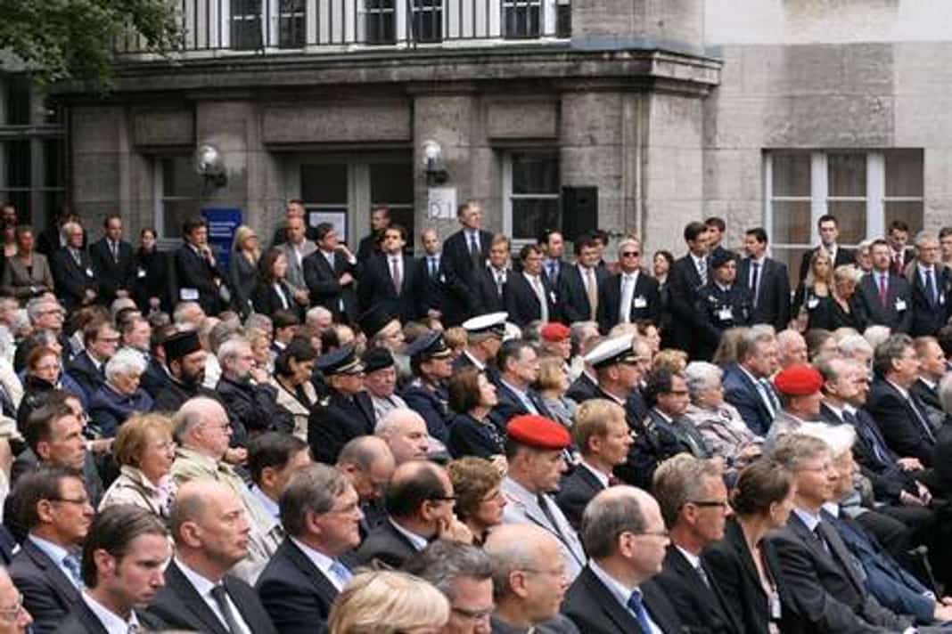 Gedenkfeier, Ehrenhof der Gedenkstätte Deutscher Widerstand in der Stauffenbergstraße, Berlin, 20.07.2012