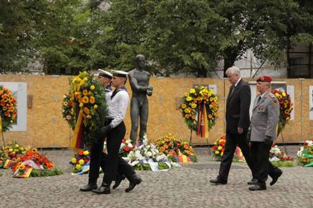 Gedenkfeier, Ehrenhof der Gedenkstätte Deutscher Widerstand in der Stauffenbergstraße, Berlin, 20.07.2012