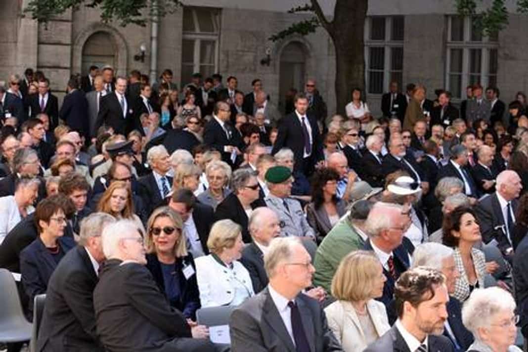 Gedenkfeier, Ehrenhof der Gedenkstätte Deutscher Widerstand in der Stauffenbergstraße, Berlin, 20.07.2013