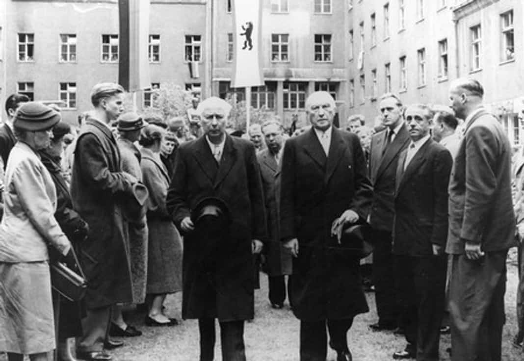 Theodor Heuss und Konrad Adenauer im Hof des Bendlerblocks, 1954