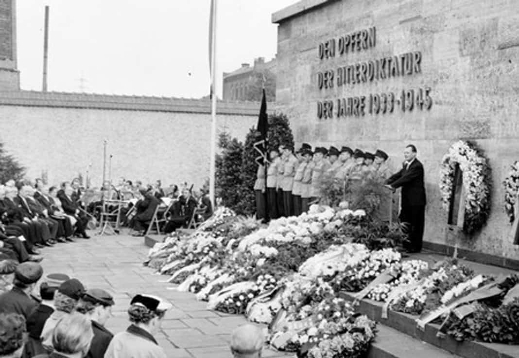 Willy Brandt in der Gedenkst&auml;tte Pl&ouml;tzensee, 1955