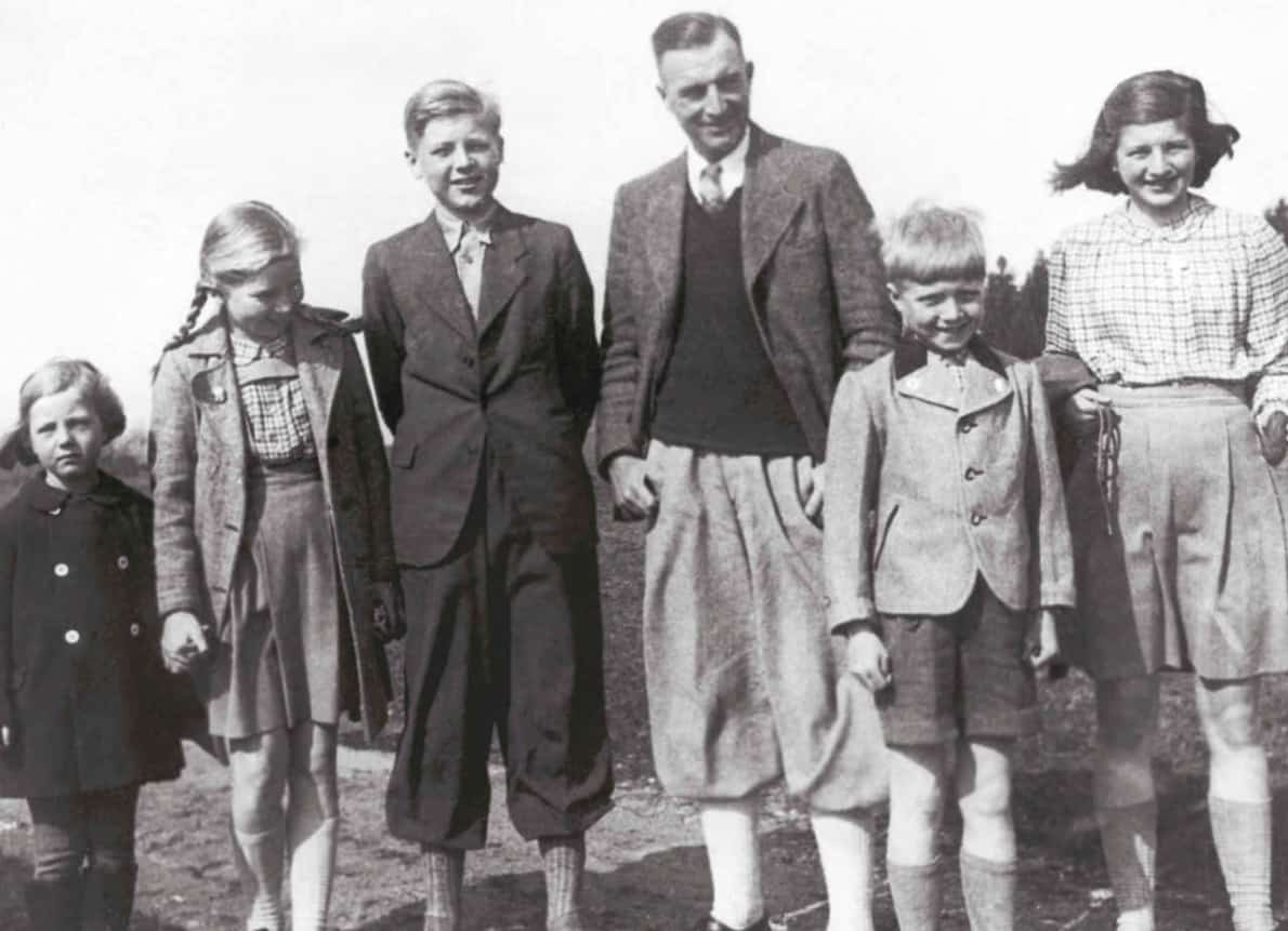 Cäsar von Hofacker mit seinen fünf Kindern, v.l.: Liselotte, Christa, Eberhard, Cäsar von Hofacker, Alfred und Anna-Luise