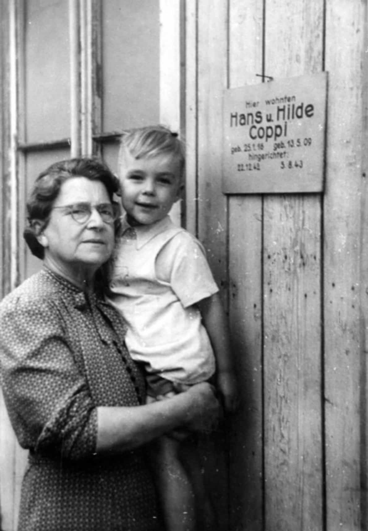 Hans Coppi mit seiner Großmutter Frieda Coppi