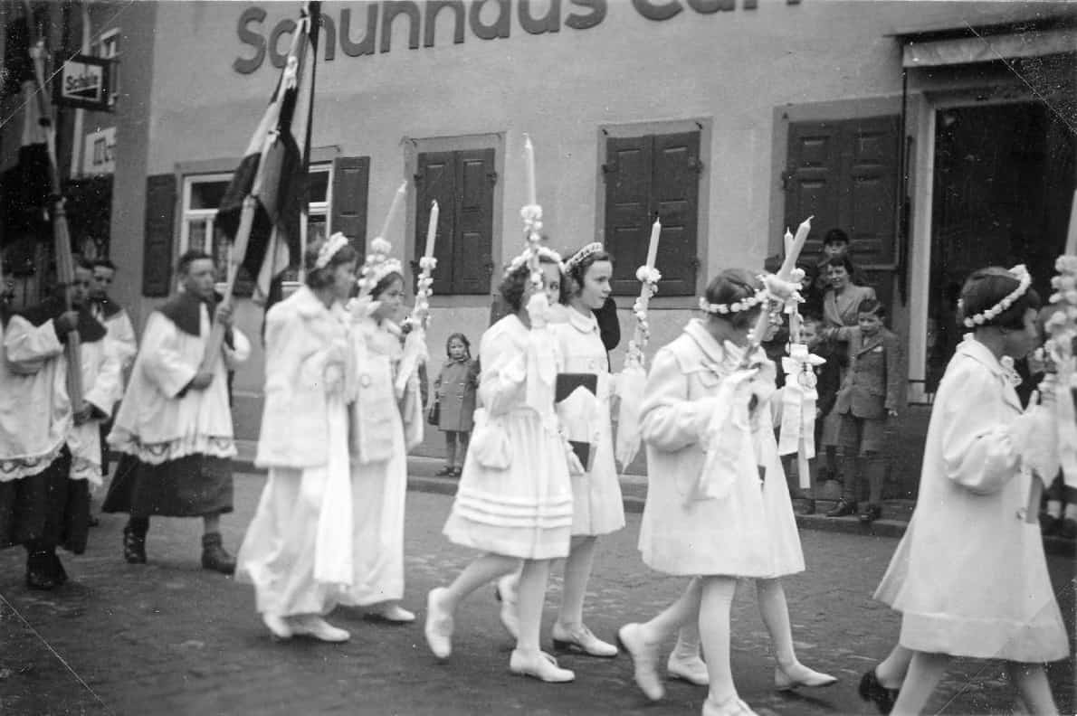 Erstkommunion von Maria Theodora (5. von links) und Elisabeth Charlotte (6. von links) von und zu Guttenberg