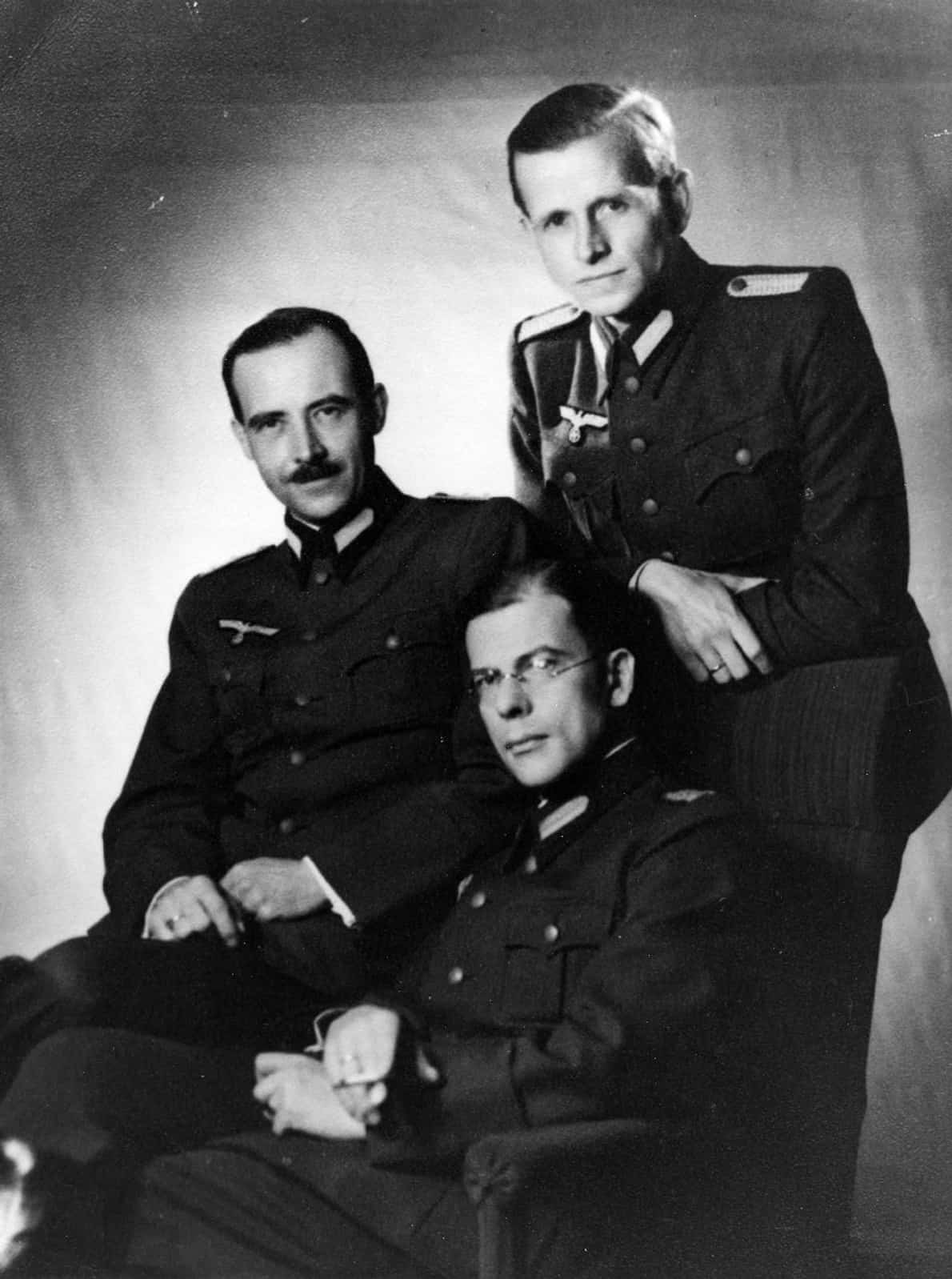 Karl Ludwig Freiherr von und zu Guttenberg (links), Hans von Dohnanyi und Justus Delbr&uuml;ck (rechts), 1942