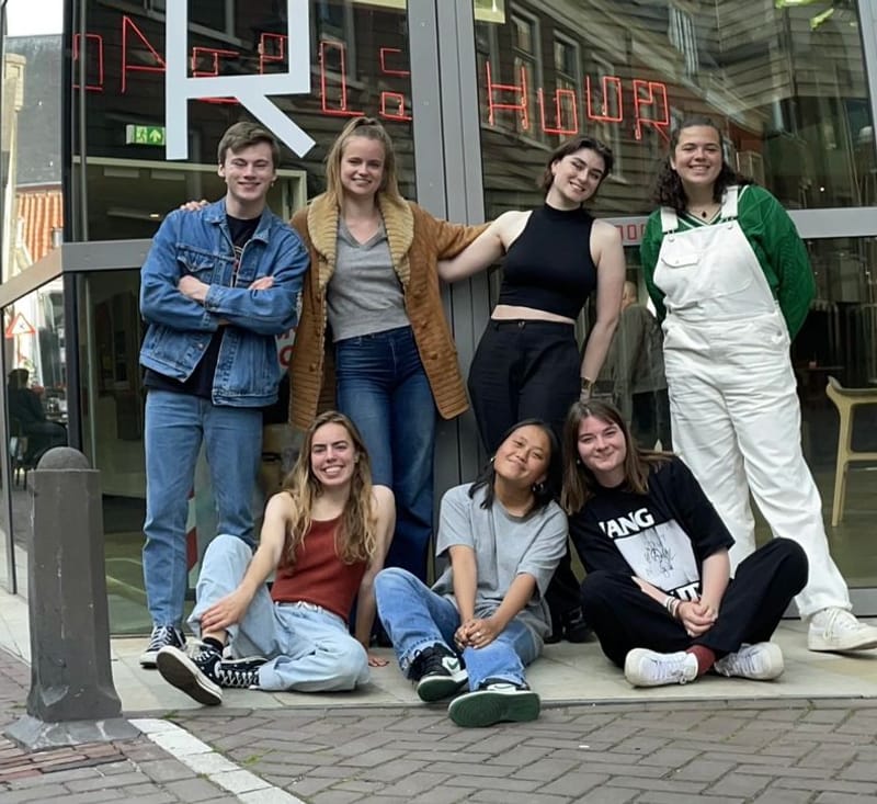 Jongeren tussen de 15 en 25 jaar voor een sociaal artistieke expeditie over fluïditeit bij de Schuur.