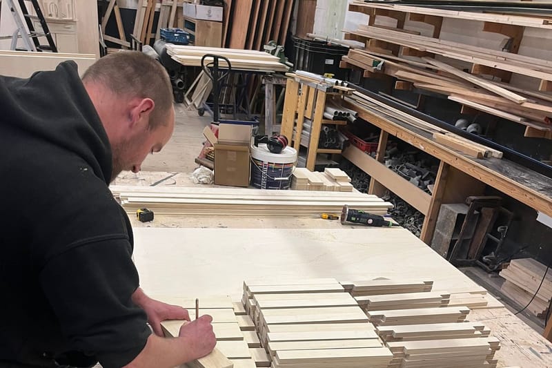 Jelmer met decor bezig