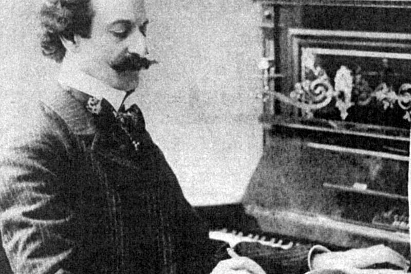 1200px Oscar Straus at the piano