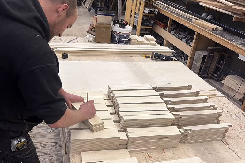 Jelmer met decor bezig