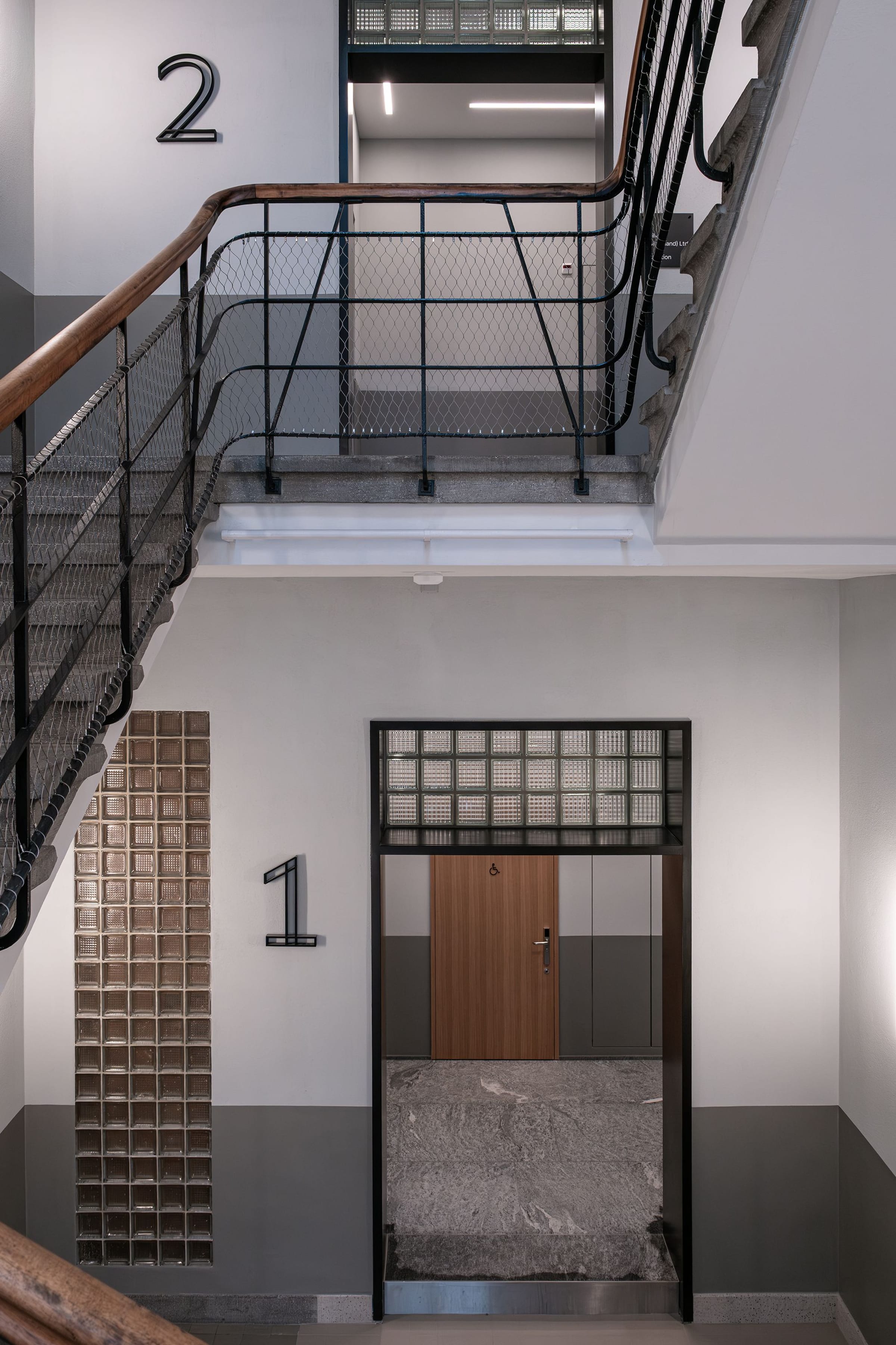 Das neu Sanierte Treppenhaus mit Signaletik von Bureau Mia / Studio Kevin Högger