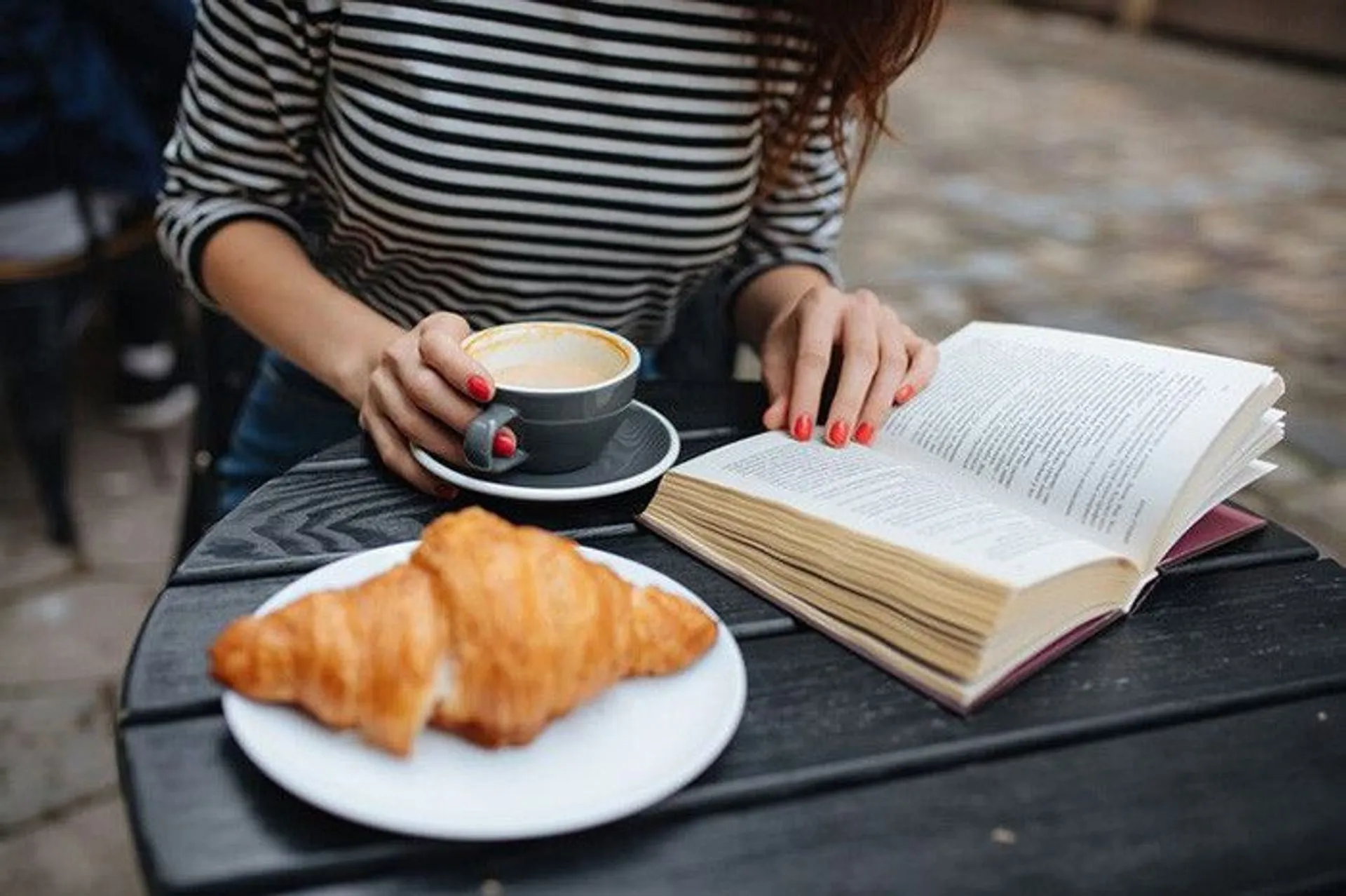 mujer-joven-tomando-cafe-leyendo-libro-terraza-cafe_247147-1087.jpg